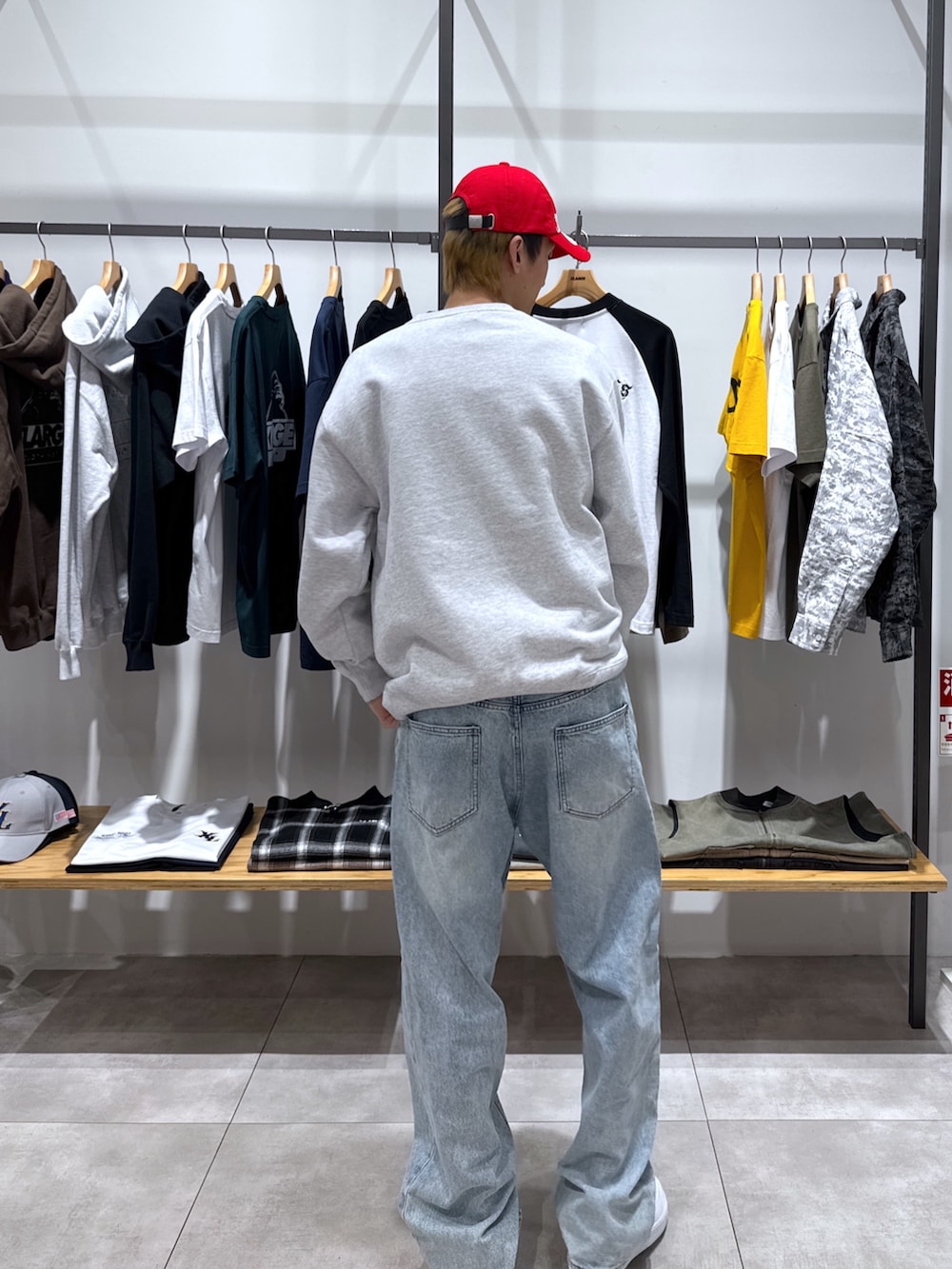 「ootd、今日のコーデ、スウェット、デニム」｜「XLARGEのOLD OG CREWNECK SWEATSHIRT（スウェット、グレー系）」を使った、永田　京平さん（メンズ・176cm）の秋コーディネートの2枚目の写真