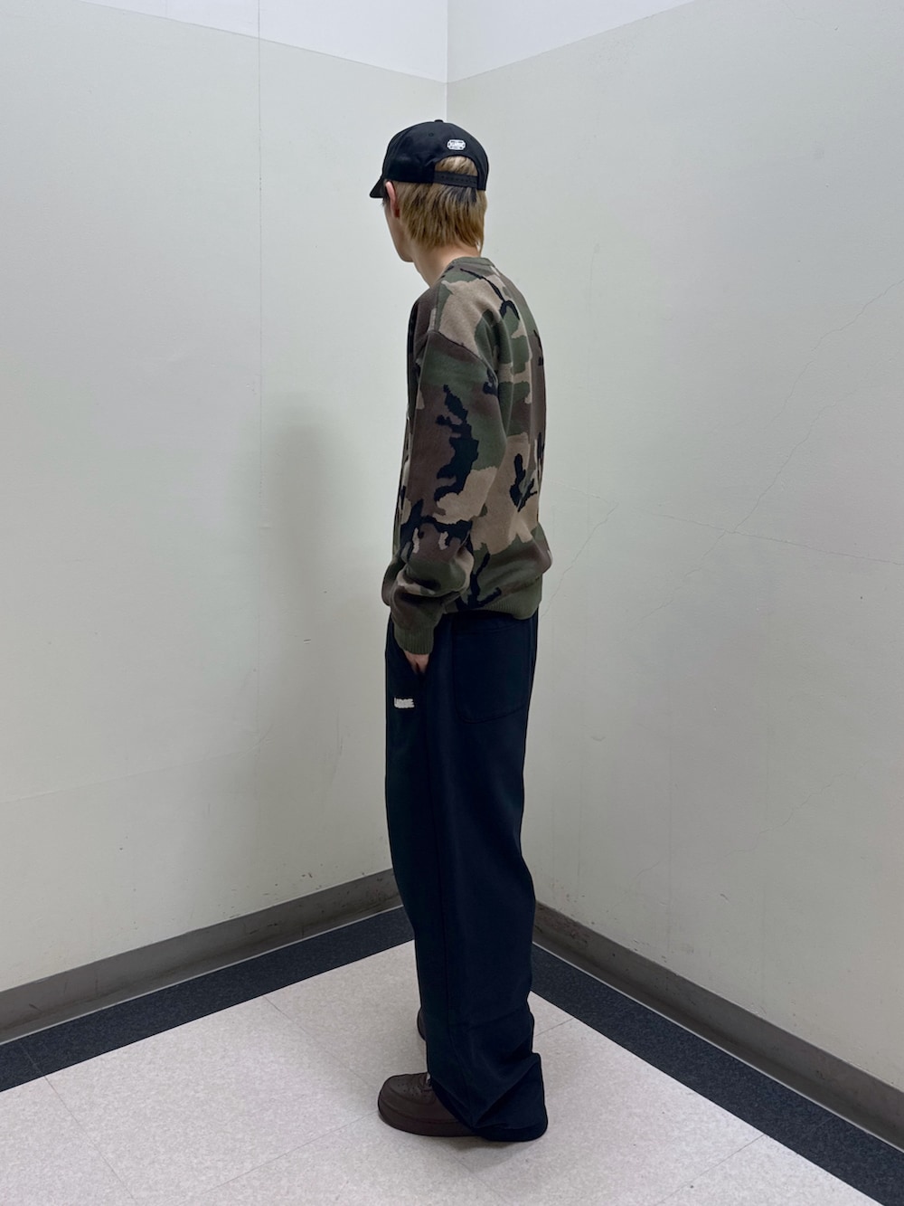 その他のニット/セーター、ブラック系のスウェットパンツ、ブラック系のキャップを着用したメンズの秋コーディネートの4枚目の写真