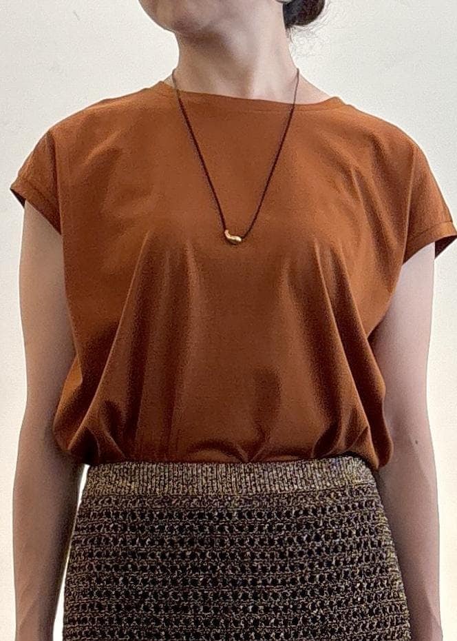ブラック系のパンプス、ブラック系のスカート、ブラウン系のTシャツ/カットソーを着用したレディースの夏コーディネートの5枚目の写真