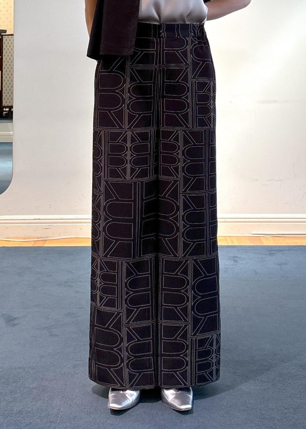 ブラック系のその他パンツ、シルバー系のパンプス、ブラック系のハンドバッグを着用したレディースの夏コーディネートの8枚目の写真