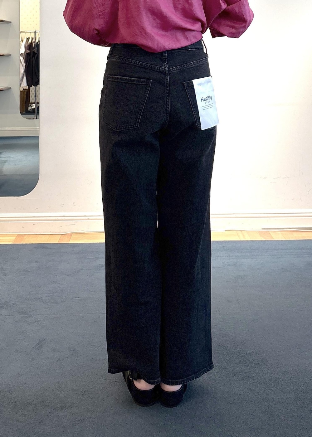 ブラック系のサンダル、ブラック系のキャミソール、ピンク系のシャツ/ブラウスを着用したレディースの夏コーディネートの5枚目の写真