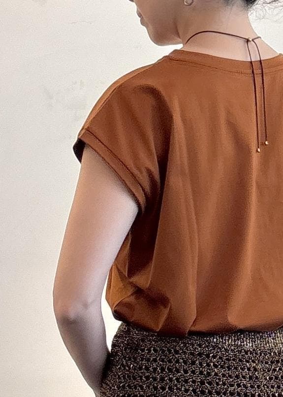 ブラック系のパンプス、ブラック系のスカート、ブラウン系のTシャツ/カットソーを着用したレディースの夏コーディネートの6枚目の写真