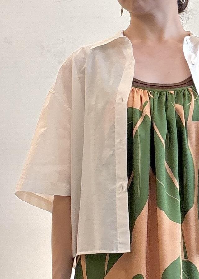 グリーン系のワンピース、ブラウン系のニット/セーター、ホワイト系のシャツ/ブラウスを着用したレディースの夏コーディネートの5枚目の写真