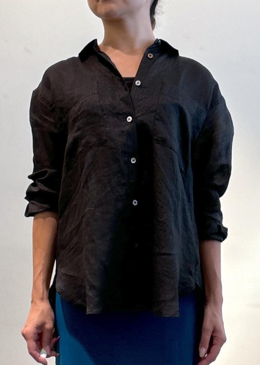 ブラック系のシャツ/ブラウス、ブラック系のサンダル、ブルー系のスカートを着用したレディースの夏コーディネートの5枚目の写真