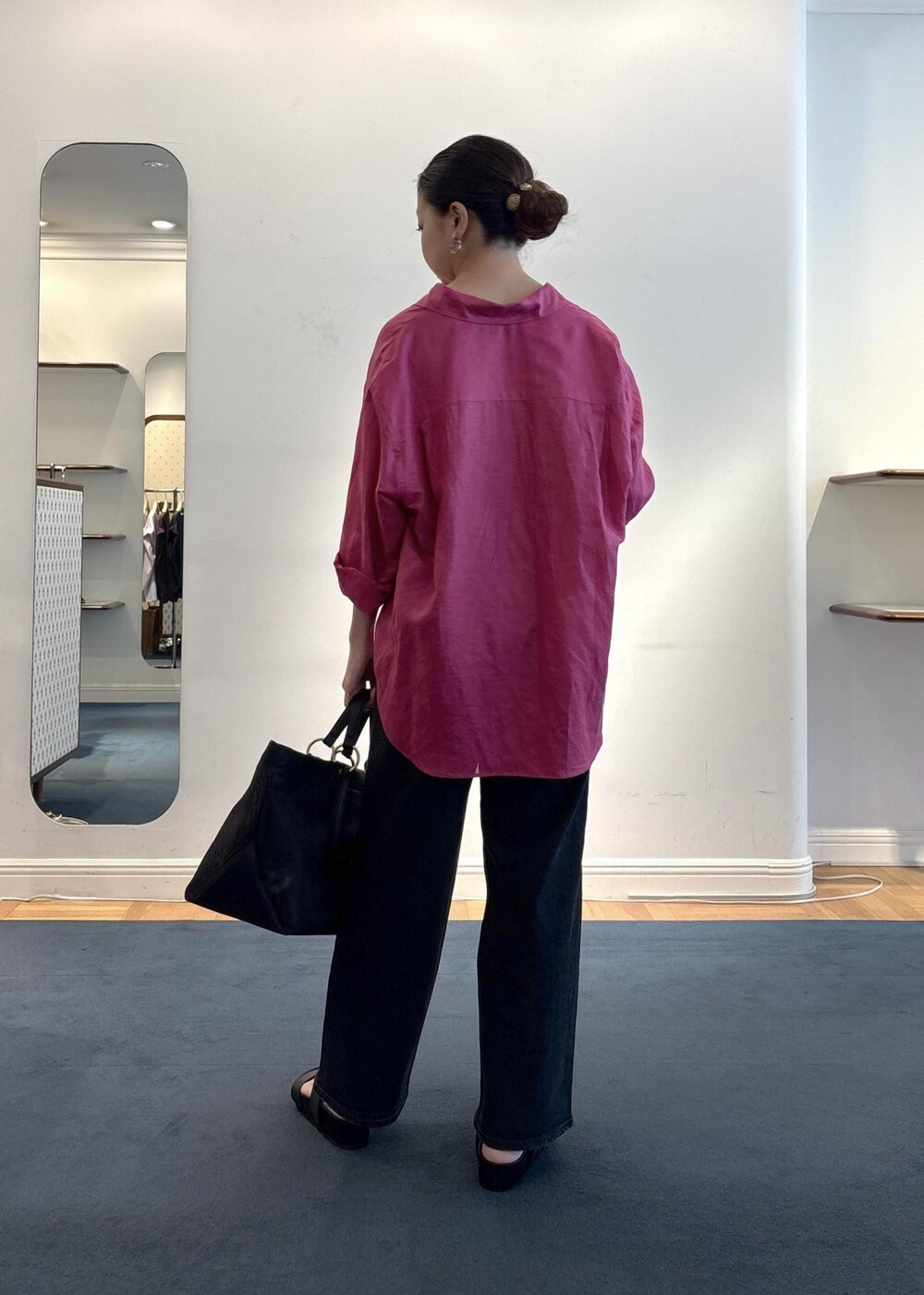 ブラック系のサンダル、ブラック系のキャミソール、ピンク系のシャツ/ブラウスを着用したレディースの夏コーディネートの3枚目の写真