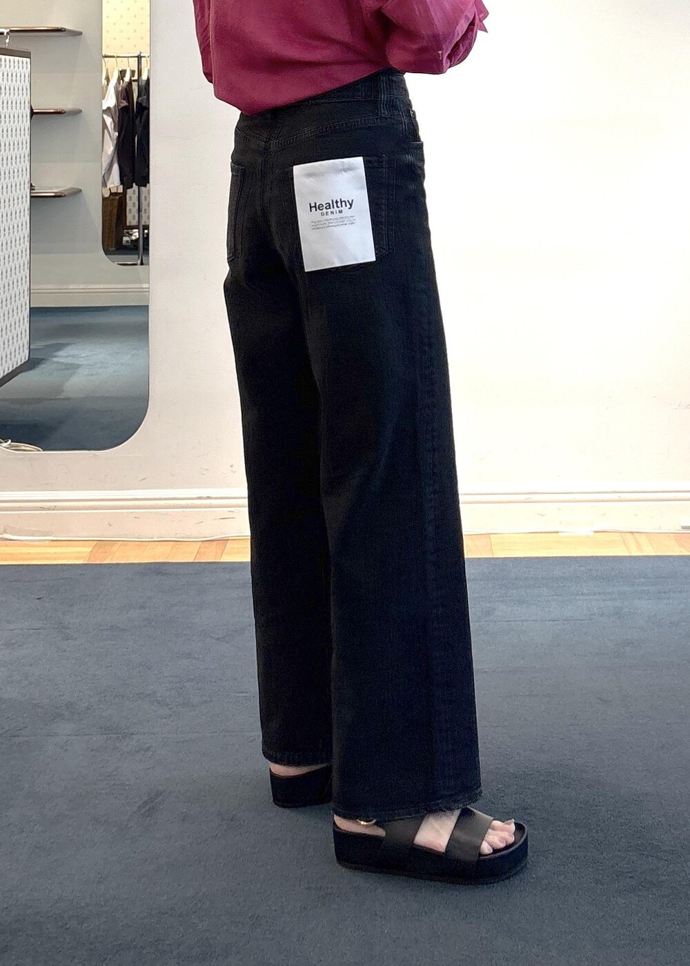 ブラック系のサンダル、ブラック系のキャミソール、ピンク系のシャツ/ブラウスを着用したレディースの夏コーディネートの6枚目の写真