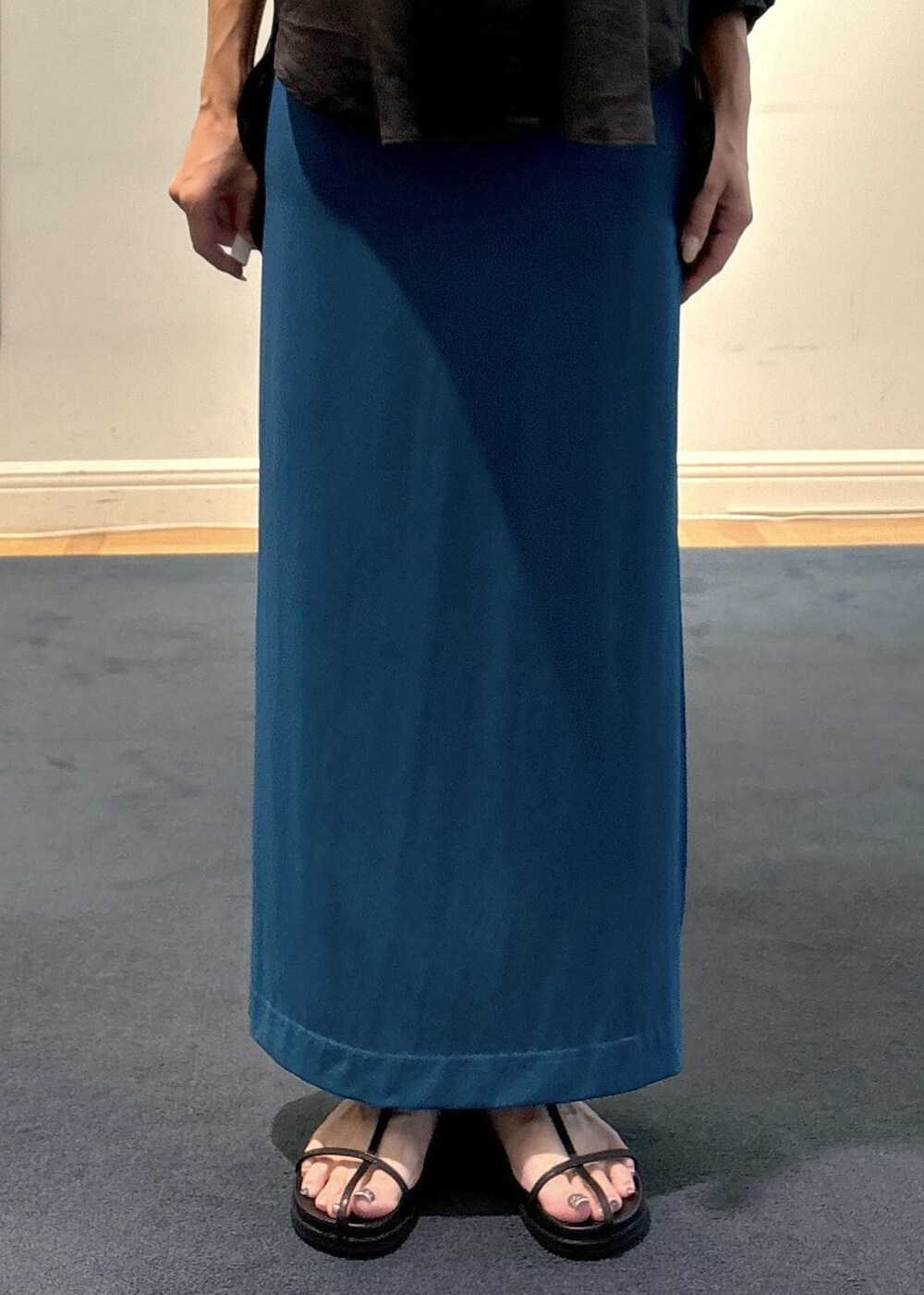 ブラック系のシャツ/ブラウス、ブラック系のサンダル、ブルー系のスカートを着用したレディースの夏コーディネートの7枚目の写真