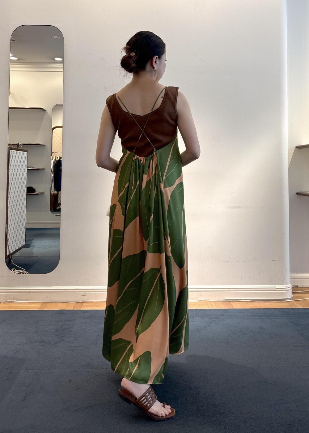 グリーン系のワンピース、ブラウン系のニット/セーター、ホワイト系のシャツ/ブラウスを着用したレディースの夏コーディネートの7枚目の写真