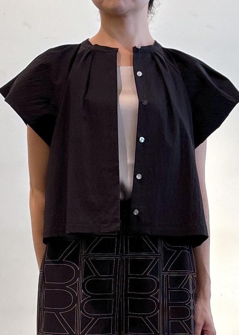 ブラック系のその他パンツ、シルバー系のパンプス、ブラック系のハンドバッグを着用したレディースの夏コーディネートの6枚目の写真