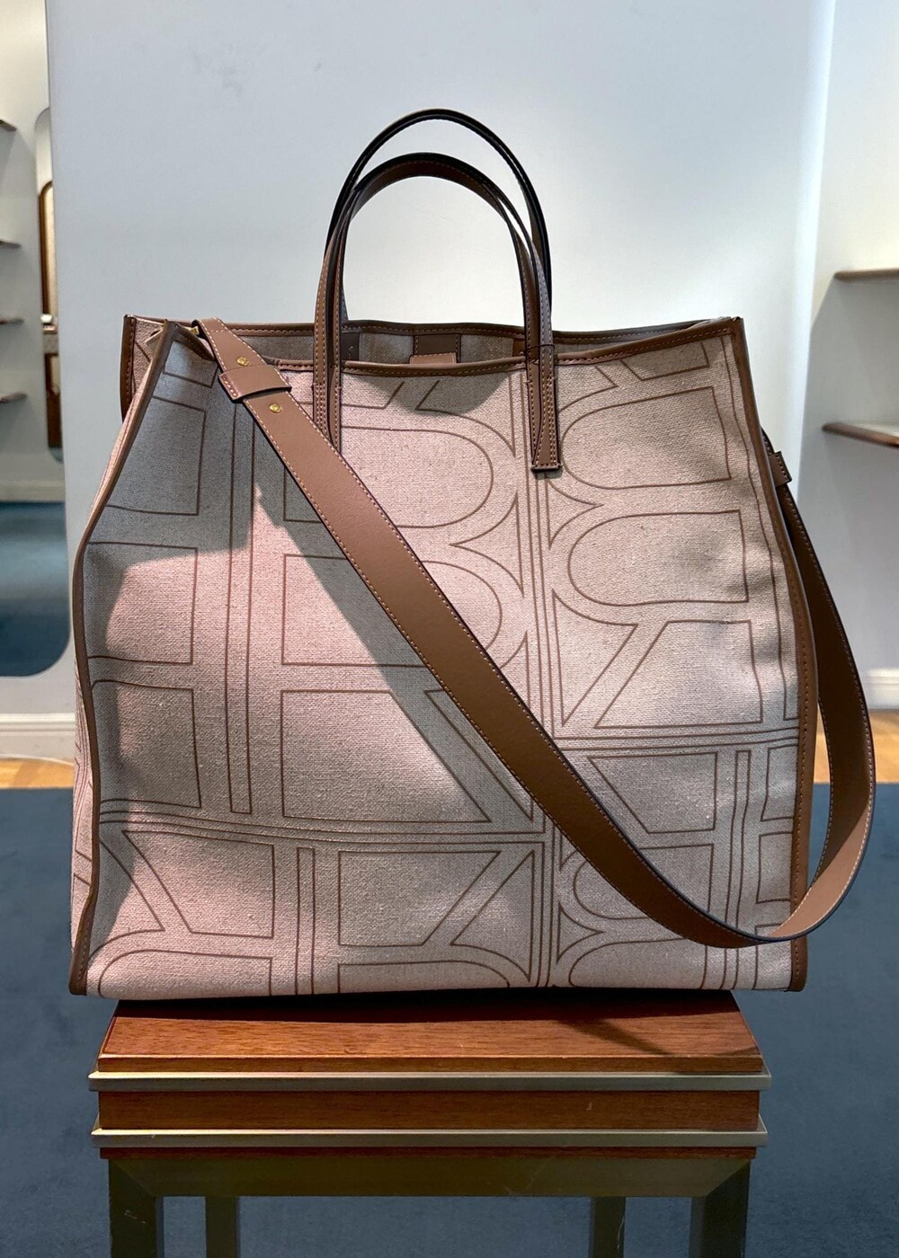 ベージュ系のトートバッグ、ブラック系のサンダル、ホワイト系のTシャツ/カットソーを着用したレディースの夏コーディネートの8枚目の写真