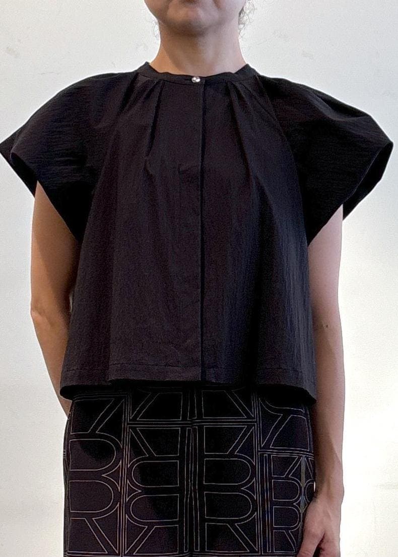 ブラック系のその他パンツ、シルバー系のパンプス、ブラック系のハンドバッグを着用したレディースの夏コーディネートの5枚目の写真