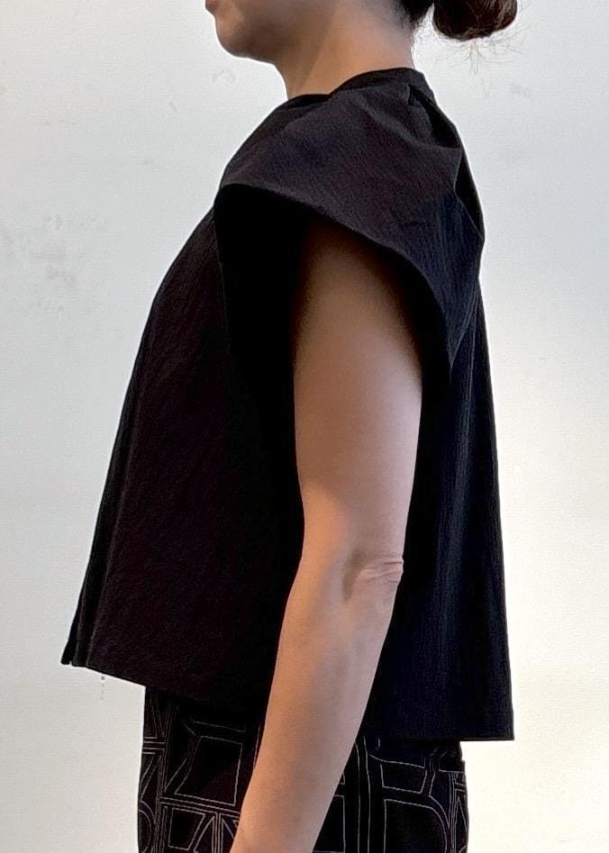 ブラック系のその他パンツ、シルバー系のパンプス、ブラック系のハンドバッグを着用したレディースの夏コーディネートの7枚目の写真