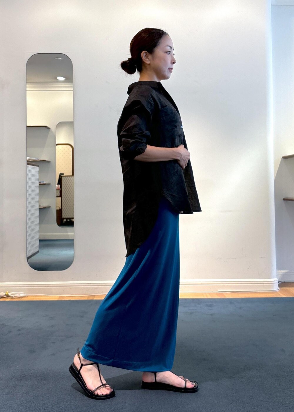 ブラック系のシャツ/ブラウス、ブラック系のサンダル、ブルー系のスカートを着用したレディースの夏コーディネートの4枚目の写真