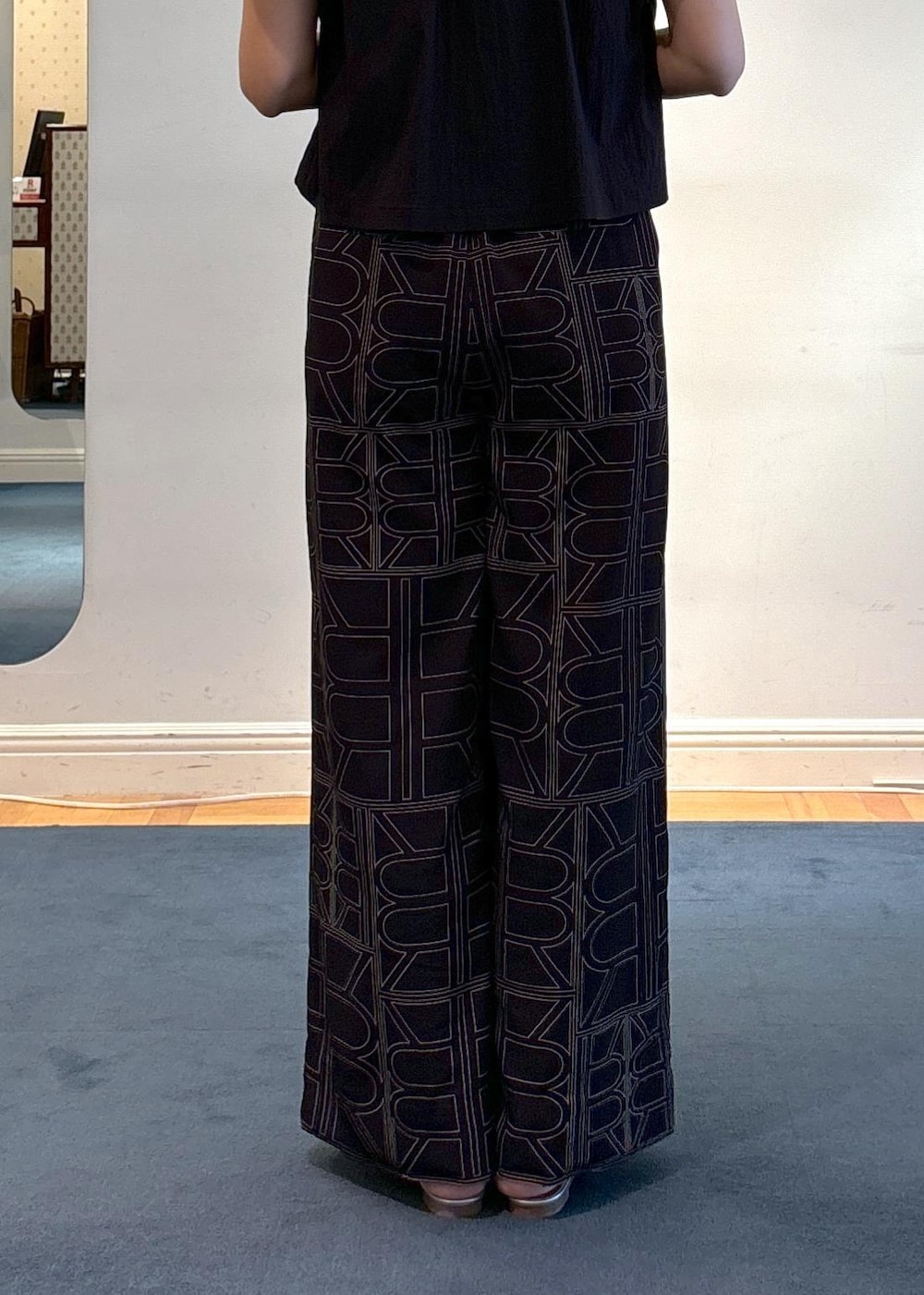 ブラック系のその他パンツ、シルバー系のパンプス、ブラック系のハンドバッグを着用したレディースの夏コーディネートの9枚目の写真