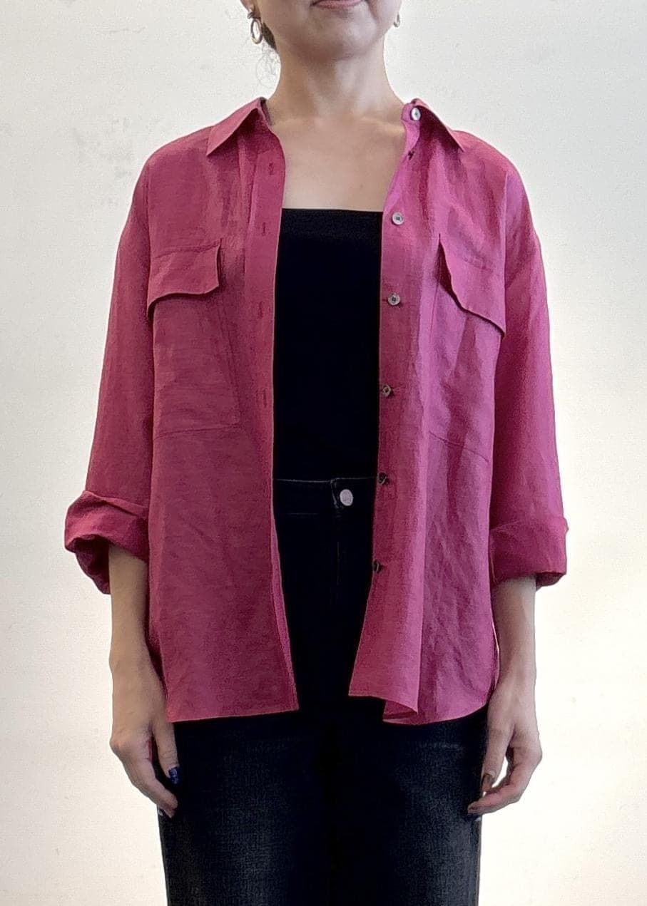 ブラック系のサンダル、ブラック系のキャミソール、ピンク系のシャツ/ブラウスを着用したレディースの夏コーディネートの4枚目の写真