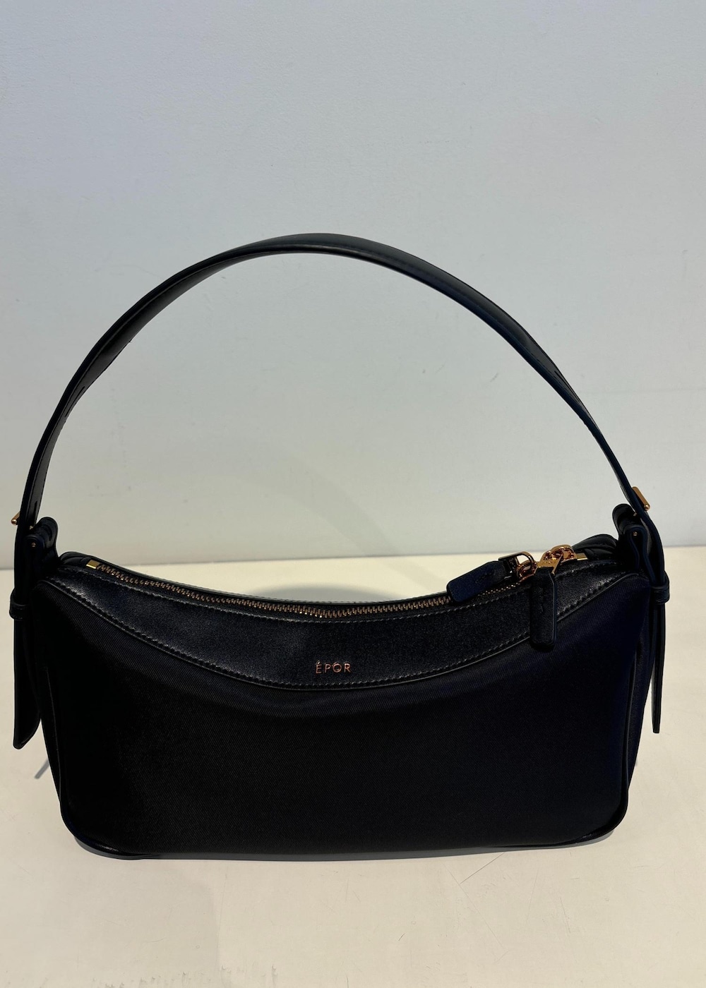 ブラック系のその他パンツ、シルバー系のパンプス、ブラック系のハンドバッグを着用したレディースの夏コーディネートの10枚目の写真