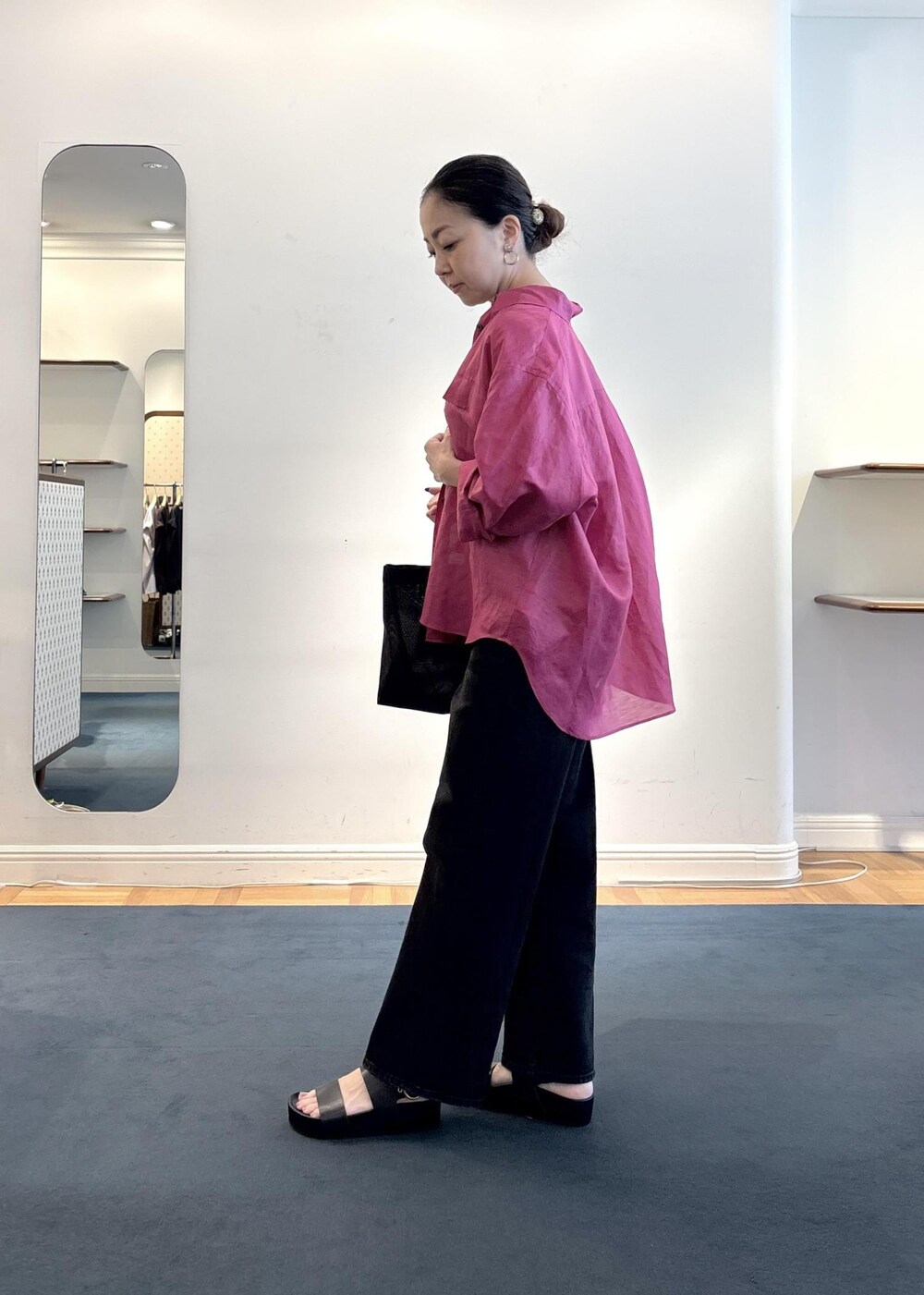 ブラック系のサンダル、ブラック系のキャミソール、ピンク系のシャツ/ブラウスを着用したレディースの夏コーディネートの2枚目の写真