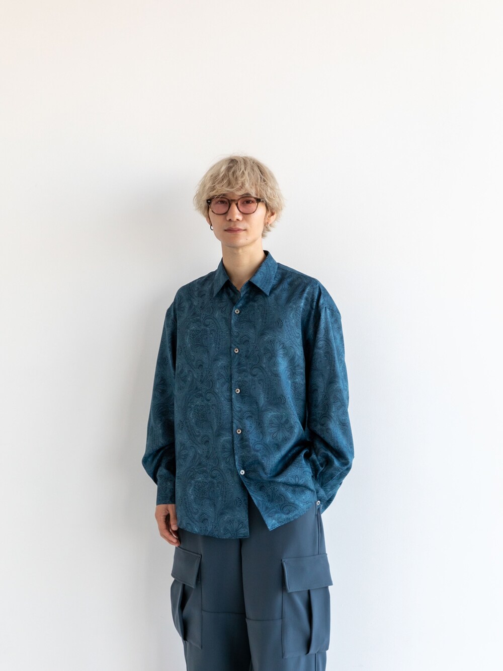 「STUDIOUSのDouble Core カーゴパンツ（カーゴパンツ、グレー系）」を使った、yusanさん（メンズ・176cm）の秋コーディネートの4枚目の写真