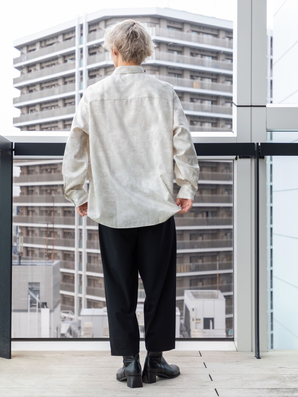 「シンプルコーデ、秋のコーデ、休日スタイル、おしゃれさんと繋がりたい、きれいめ、シャツスタイル、スラックス」｜「LiNoHのスクエアトゥサイドジップヒールブーツ（ブーツ、ブラック系）」を使った、yusanさん（メンズ・176cm）の秋コーディネートの3枚目の写真