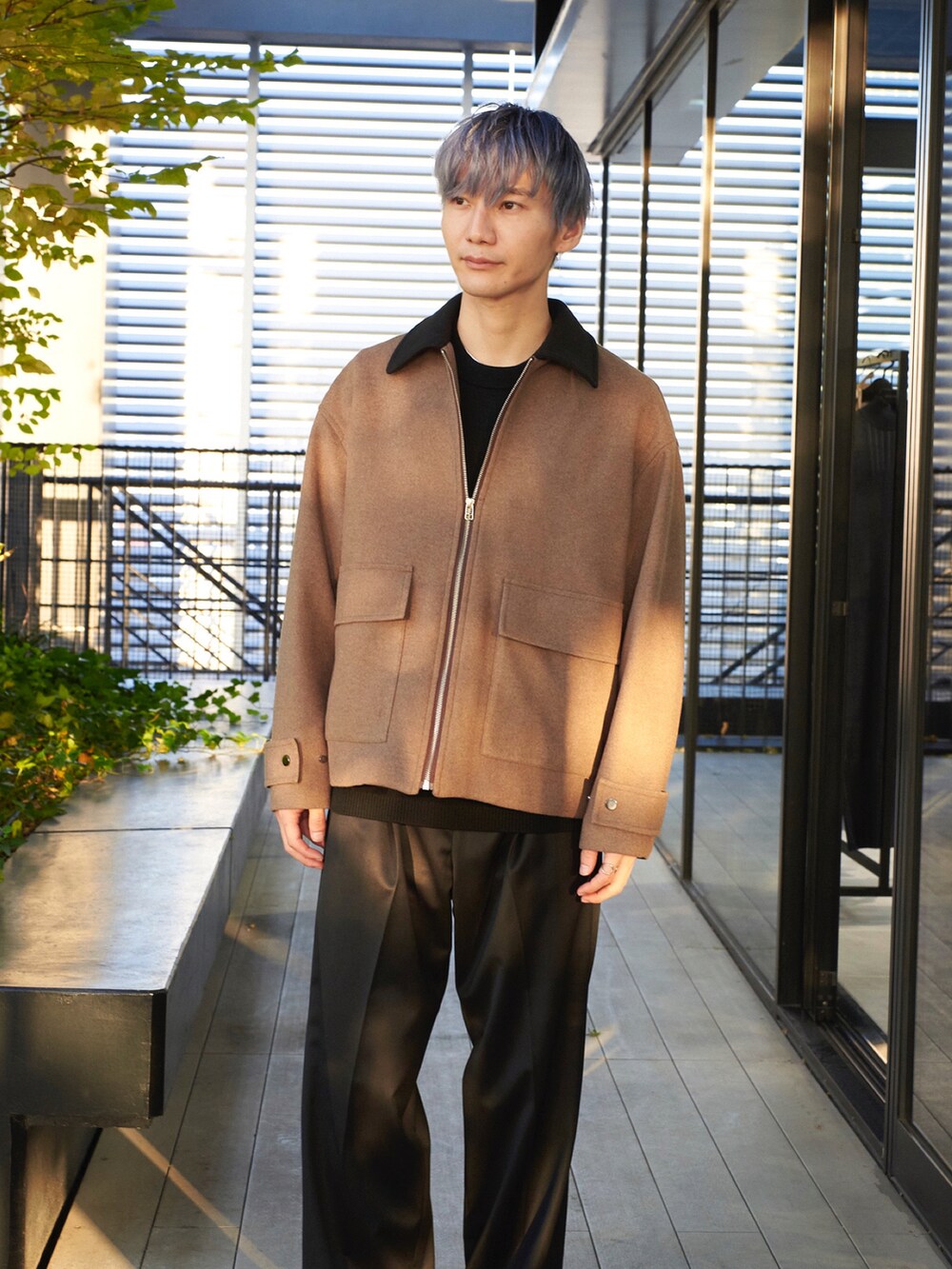 ブラック系のブルゾンを着用したメンズの秋コーディネートの4枚目の写真