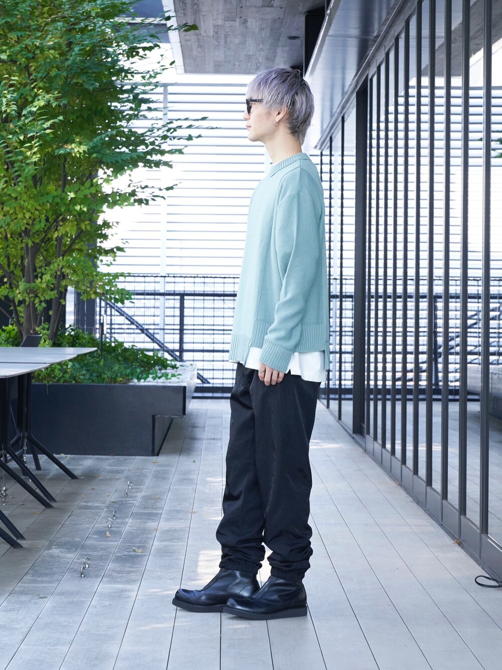 グリーン系のニット/セーターを着用したメンズの秋コーディネートの2枚目の写真