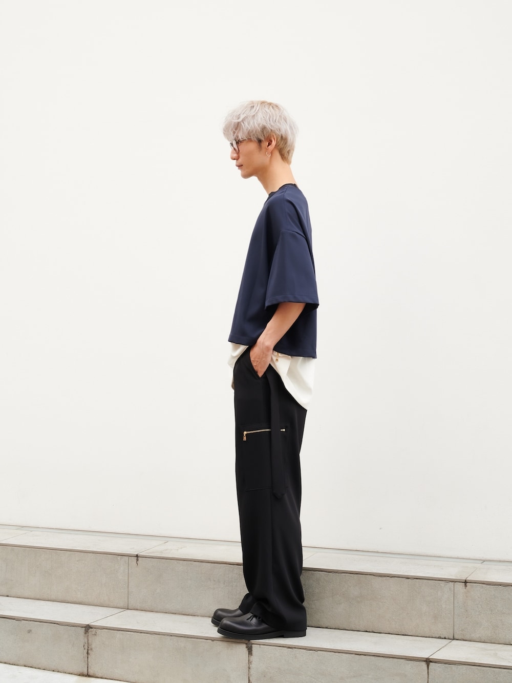 「CULLNI」｜「CULLNIのSTUDIOUS別注 CARGO PANTS（カーゴパンツ、ブラック系）」を使った、yusanさん（メンズ・176cm）の夏コーディネートの2枚目の写真