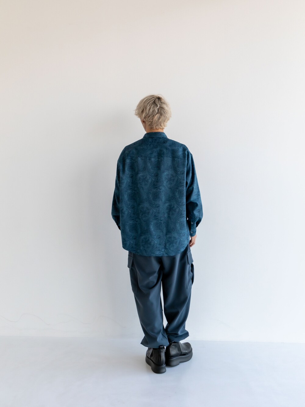「STUDIOUSのDouble Core カーゴパンツ（カーゴパンツ、グレー系）」を使った、yusanさん（メンズ・176cm）の秋コーディネートの3枚目の写真