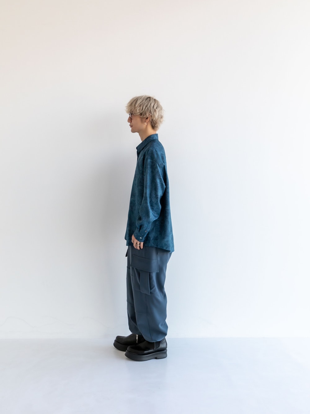 「STUDIOUSのDouble Core カーゴパンツ（カーゴパンツ、グレー系）」を使った、yusanさん（メンズ・176cm）の秋コーディネートの2枚目の写真