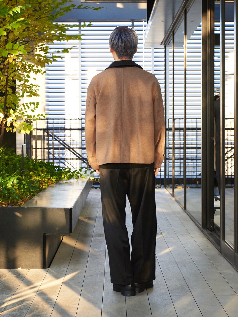 ブラック系のブルゾンを着用したメンズの秋コーディネートの3枚目の写真