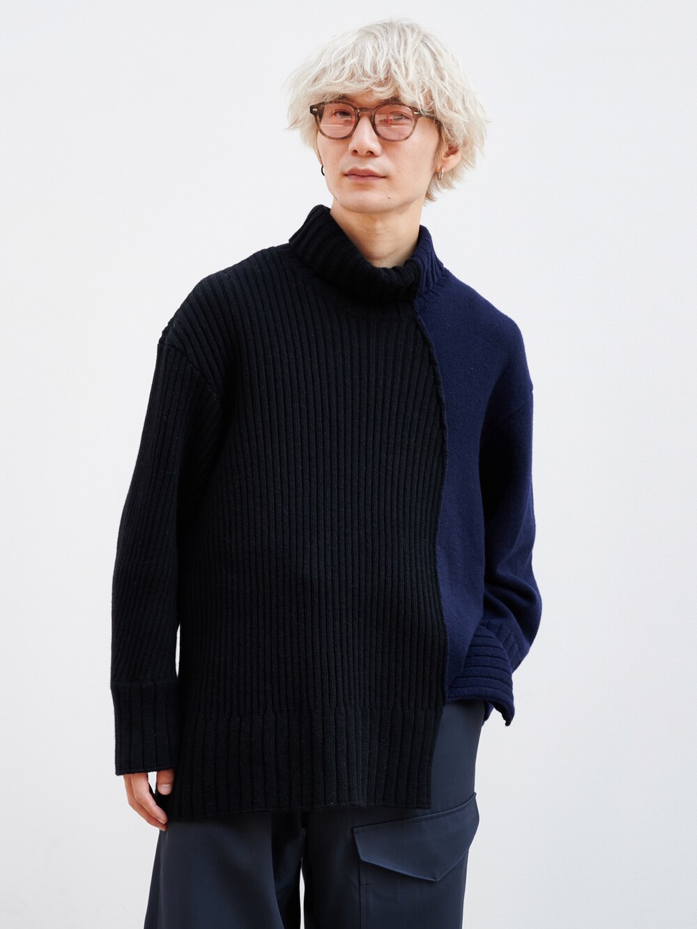 ブラック系のニット/セーター、その他のパンツ、ブラック系のブーツを着用したメンズの秋コーディネートの4枚目の写真