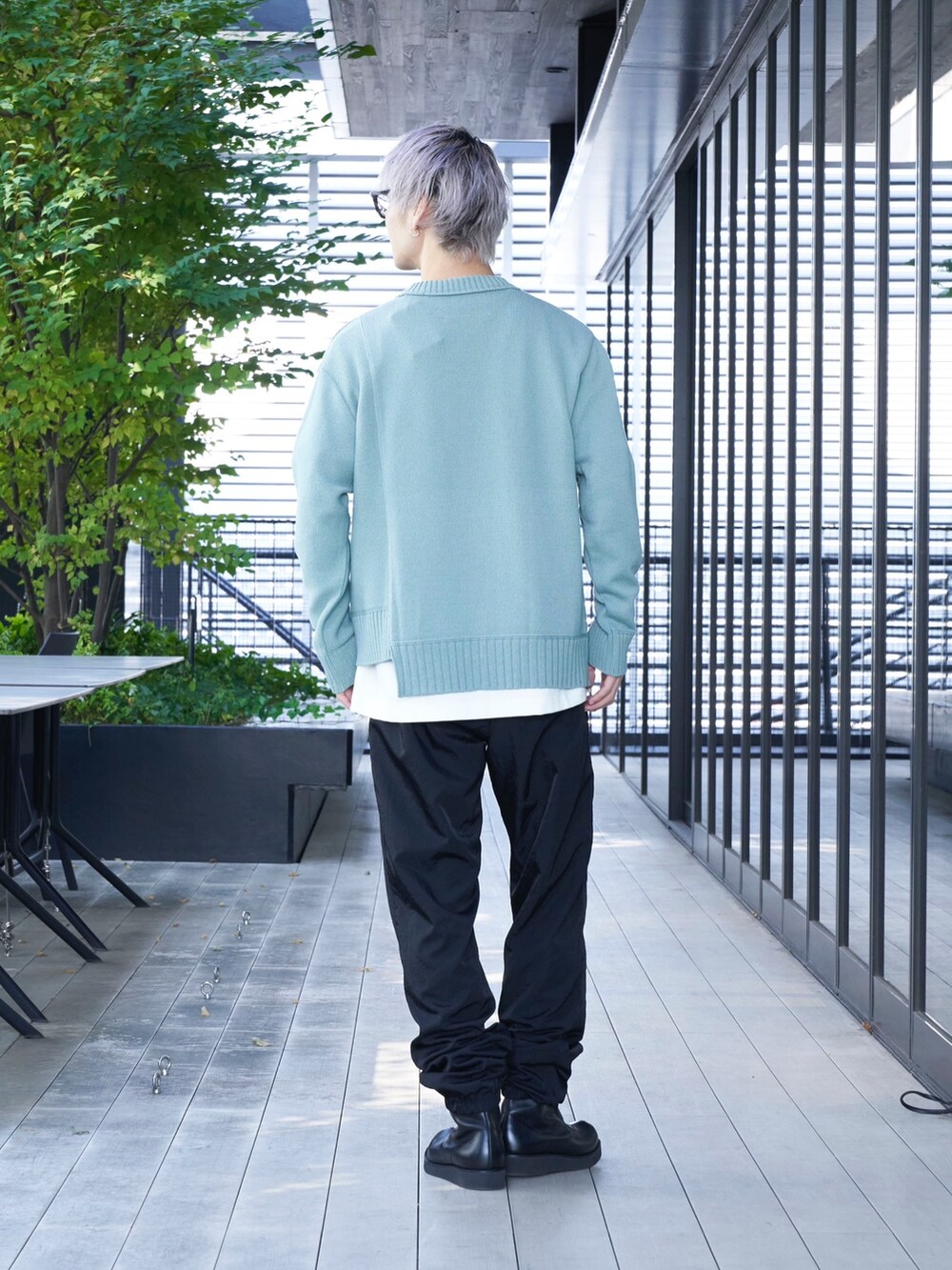 グリーン系のニット/セーターを着用したメンズの秋コーディネートの3枚目の写真