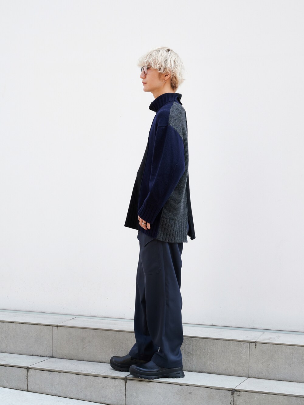 ブラック系のニット/セーター、その他のパンツ、ブラック系のブーツを着用したメンズの秋コーディネートの2枚目の写真