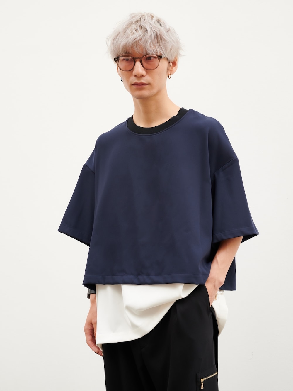 「CULLNI」｜「CULLNIのSTUDIOUS別注 CARGO PANTS（カーゴパンツ、ブラック系）」を使った、yusanさん（メンズ・176cm）の夏コーディネートの4枚目の写真