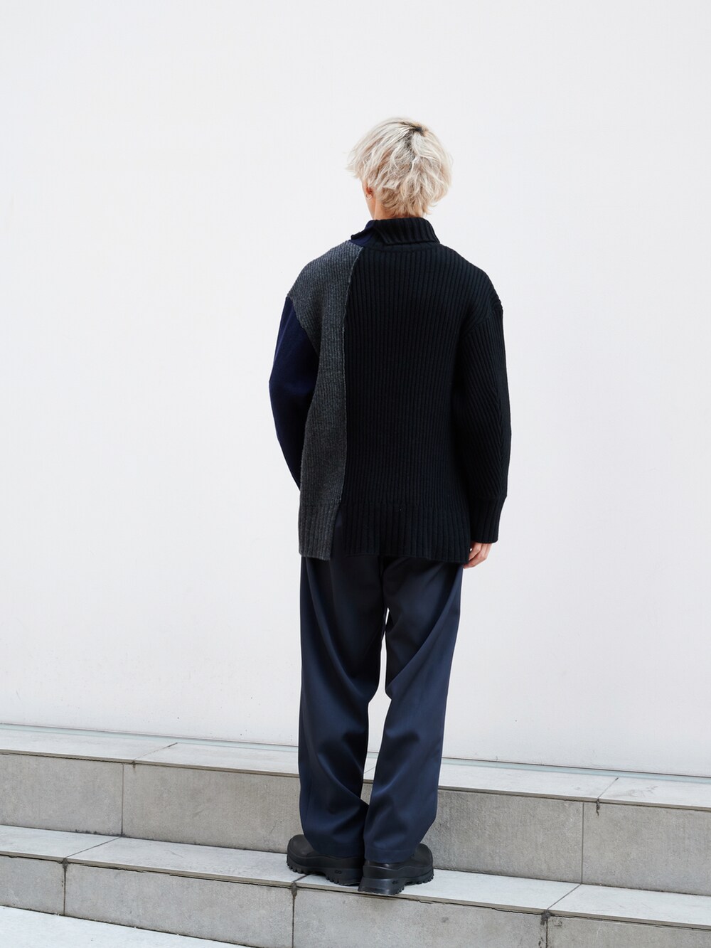 ブラック系のニット/セーター、その他のパンツ、ブラック系のブーツを着用したメンズの秋コーディネートの3枚目の写真