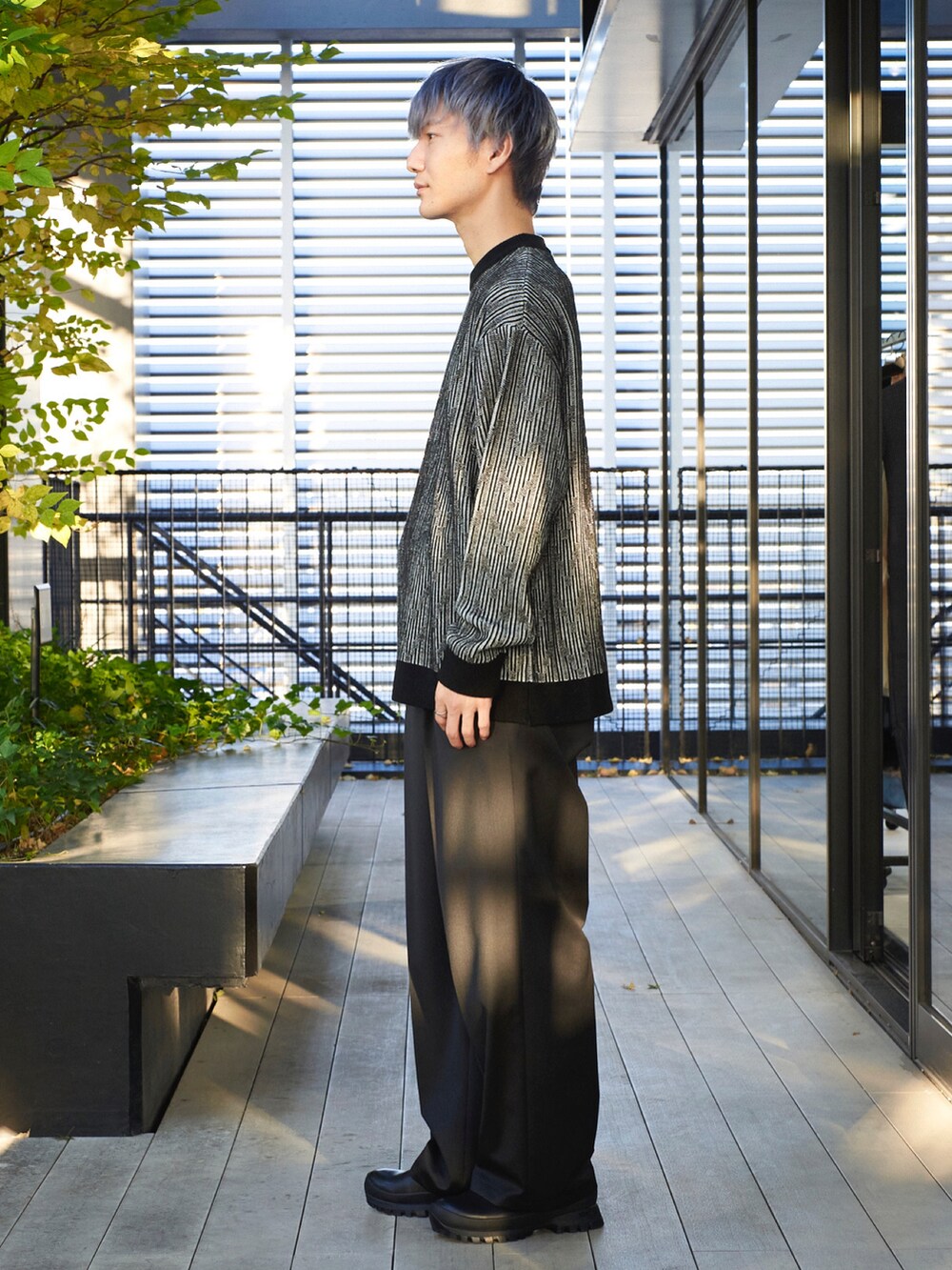 ブラック系のニット/セーターを着用したメンズの秋コーディネートの2枚目の写真