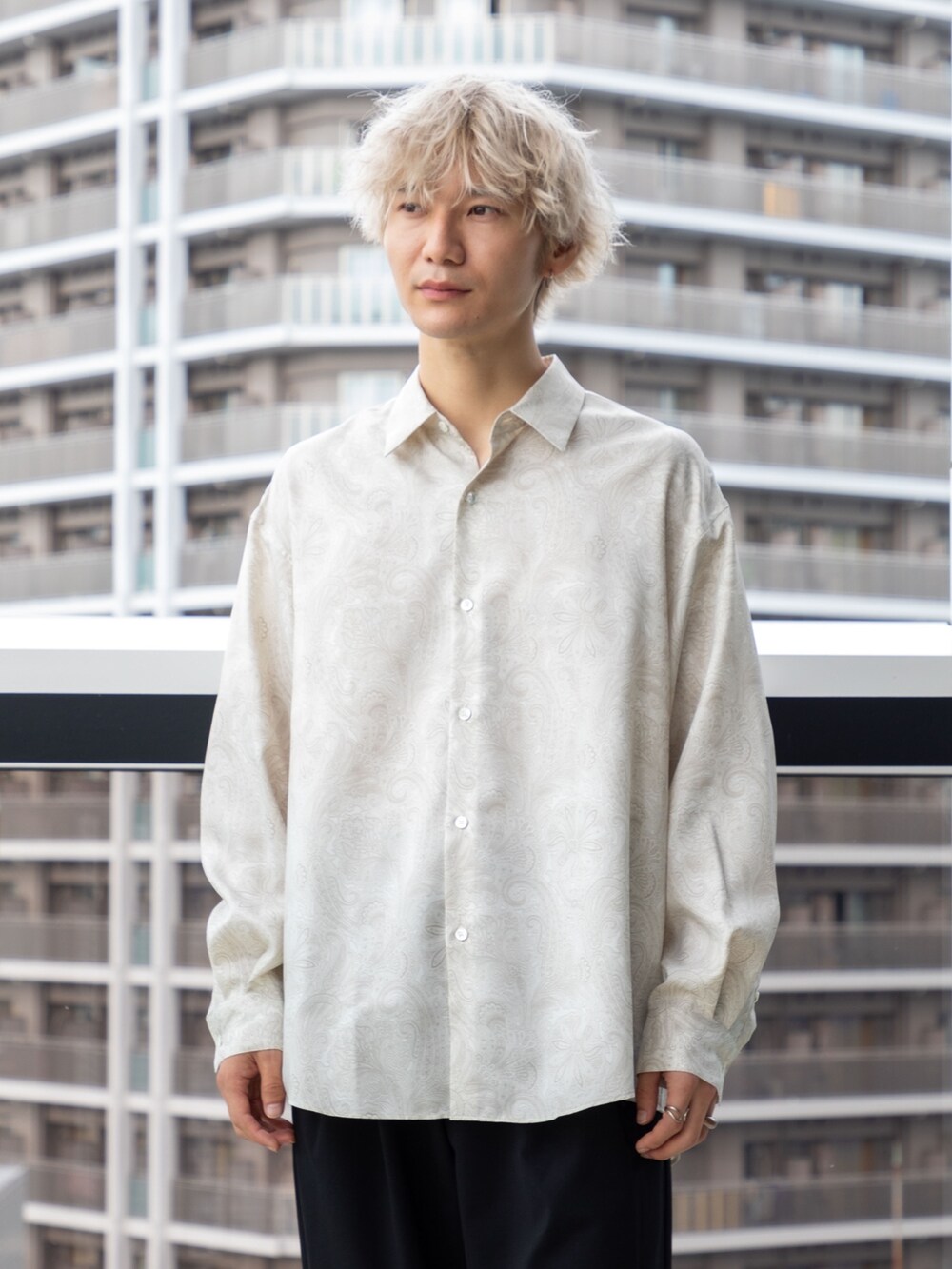 「シンプルコーデ、秋のコーデ、休日スタイル、おしゃれさんと繋がりたい、きれいめ、シャツスタイル、スラックス」｜「LiNoHのスクエアトゥサイドジップヒールブーツ（ブーツ、ブラック系）」を使った、yusanさん（メンズ・176cm）の秋コーディネートの4枚目の写真