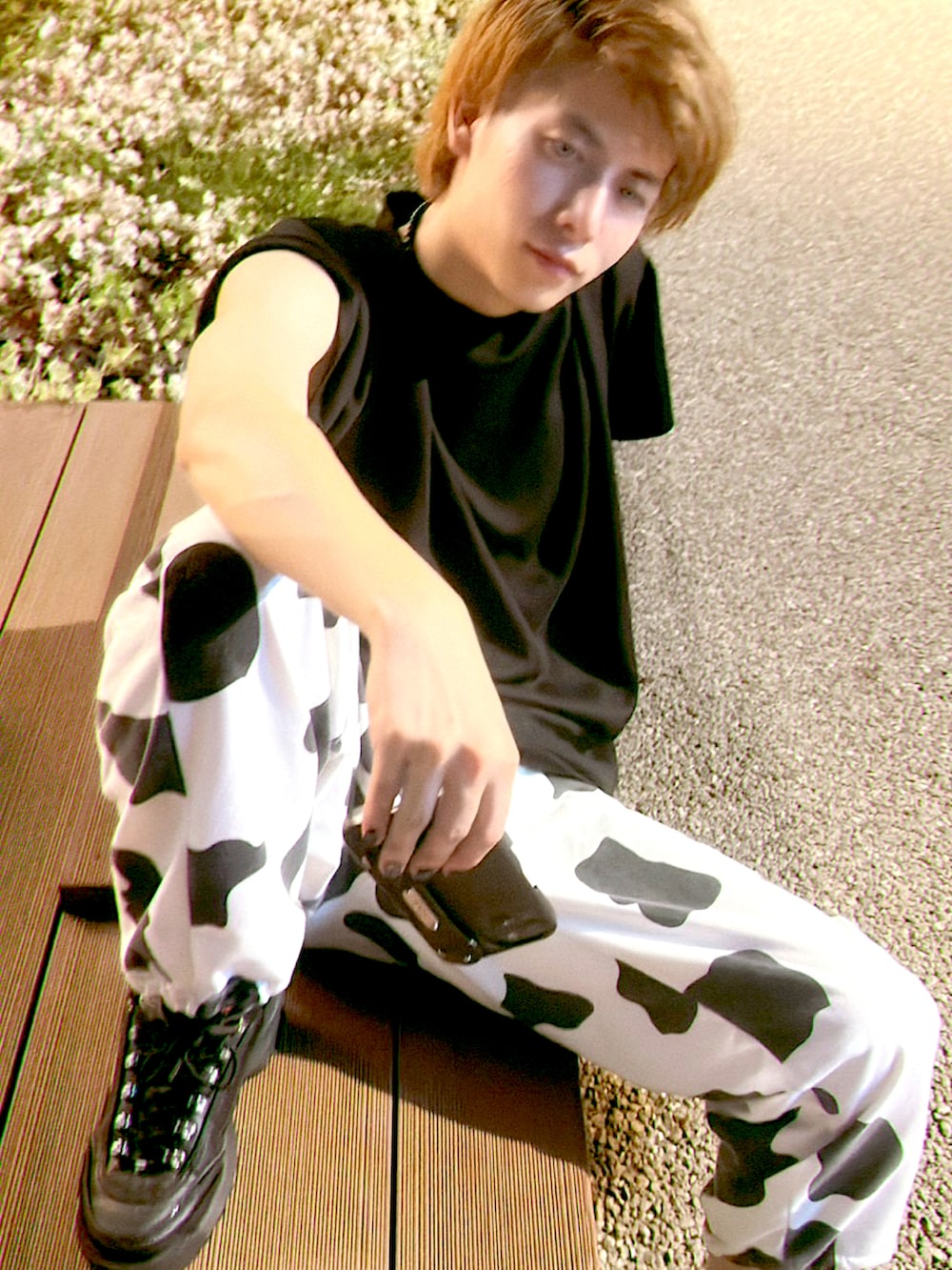 ブラック系のTシャツ/カットソー、ホワイト系のその他パンツ、ブラック系のスニーカーを着用したメンズの夏コーディネートの2枚目の写真