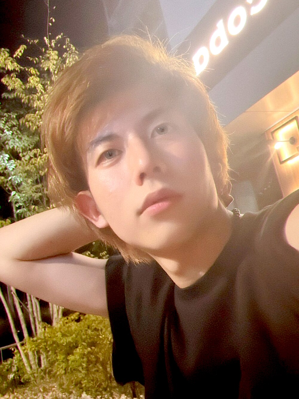 ブラック系のTシャツ/カットソー、ホワイト系のその他パンツ、ブラック系のスニーカーを着用したメンズの夏コーディネートの4枚目の写真