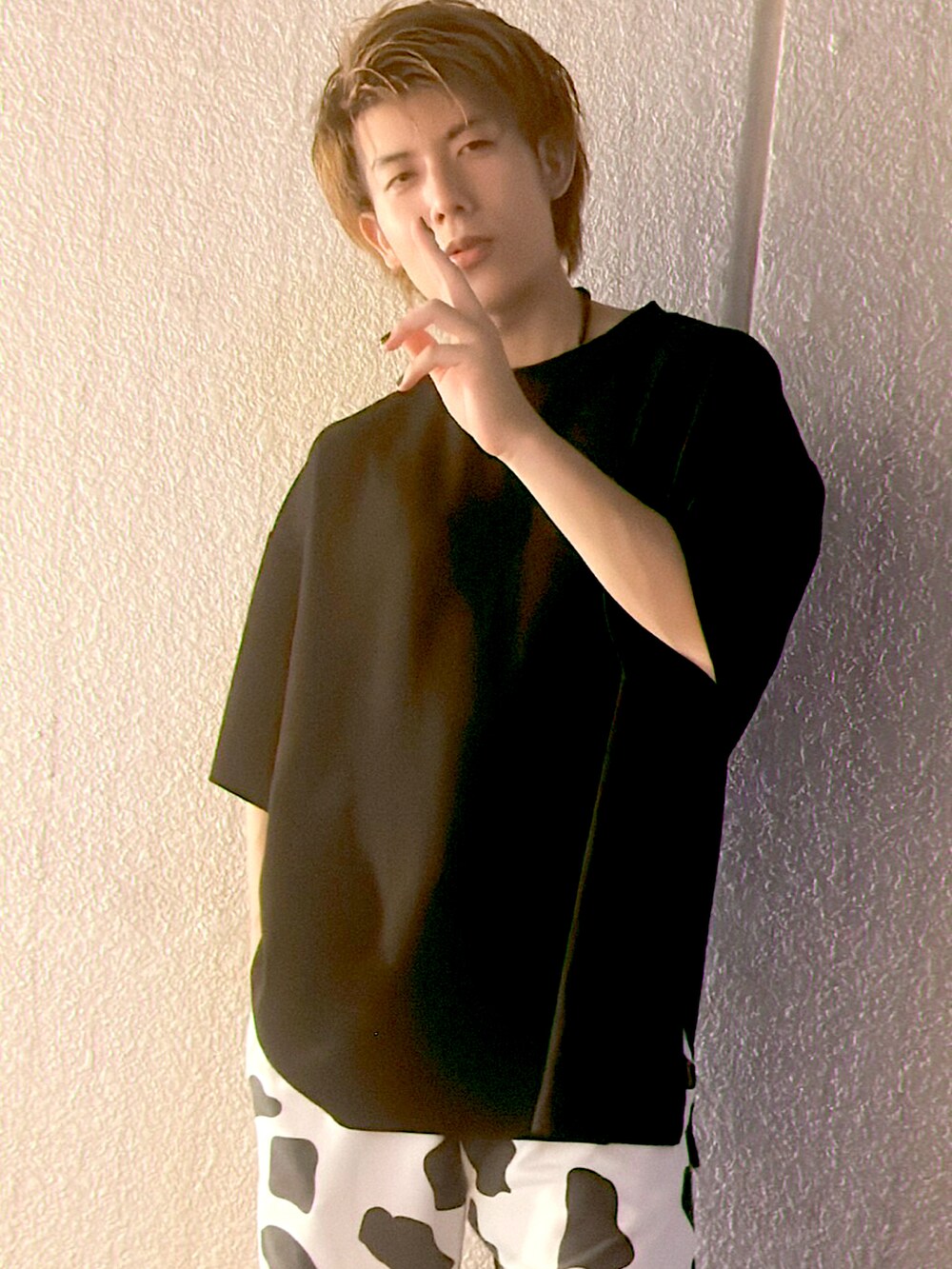 ブラック系のTシャツ/カットソー、ホワイト系のその他パンツ、ブラック系のスニーカーを着用したメンズの夏コーディネートの3枚目の写真