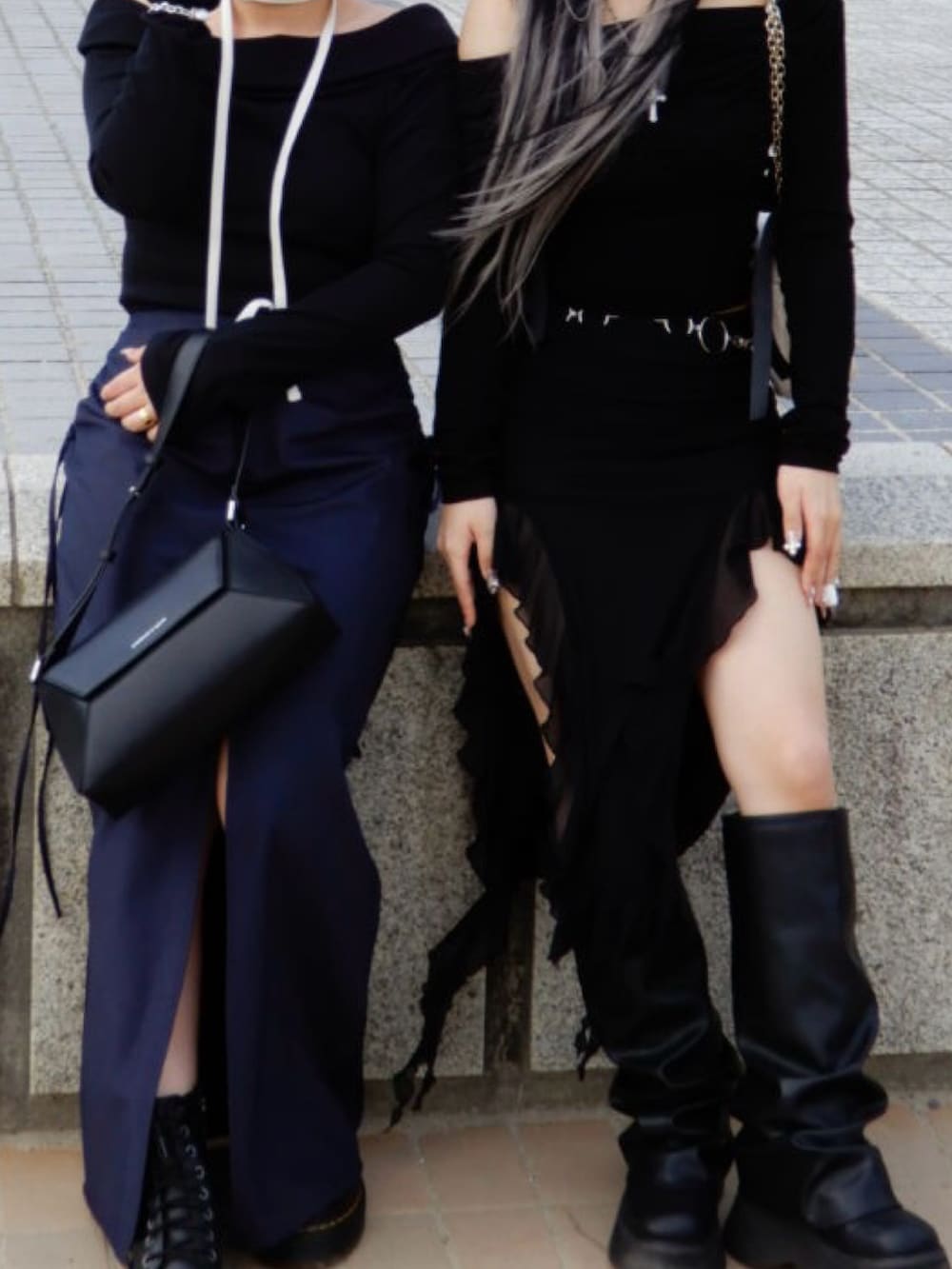 ブルー系のスカート、ブラック系のブーツ、ブラック系のトップスを着用したレディースの秋コーディネートの2枚目の写真