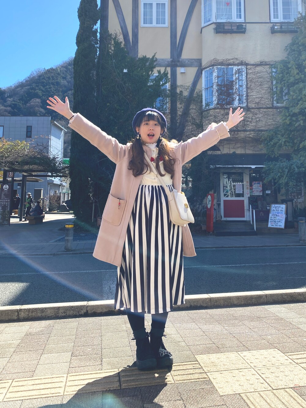 ブラック系のシューズを着用したレディースの冬コーディネートの2枚目の写真