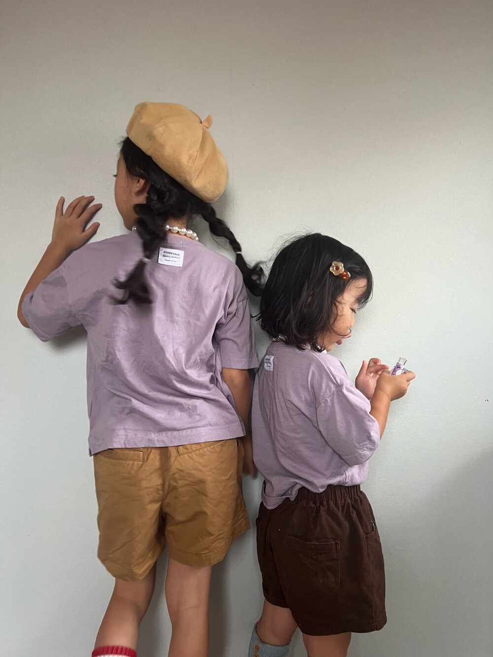 「お出かけコーデ、休日スタイル、夏だ！Tシャツ着よう！、パールネックレス、ショートパンツ、タックイン、コンバース、スニーカー、お揃いコーデ、ベレー帽、ハイソックス、シンプルコーデ、Tシャツ」｜「pairmanonのアイテム（Tシャツ/カットソー、ピンク系）」を使った、いちふぅ姉妹さん（キッズ・120cm）の夏コーディネートの2枚目の写真