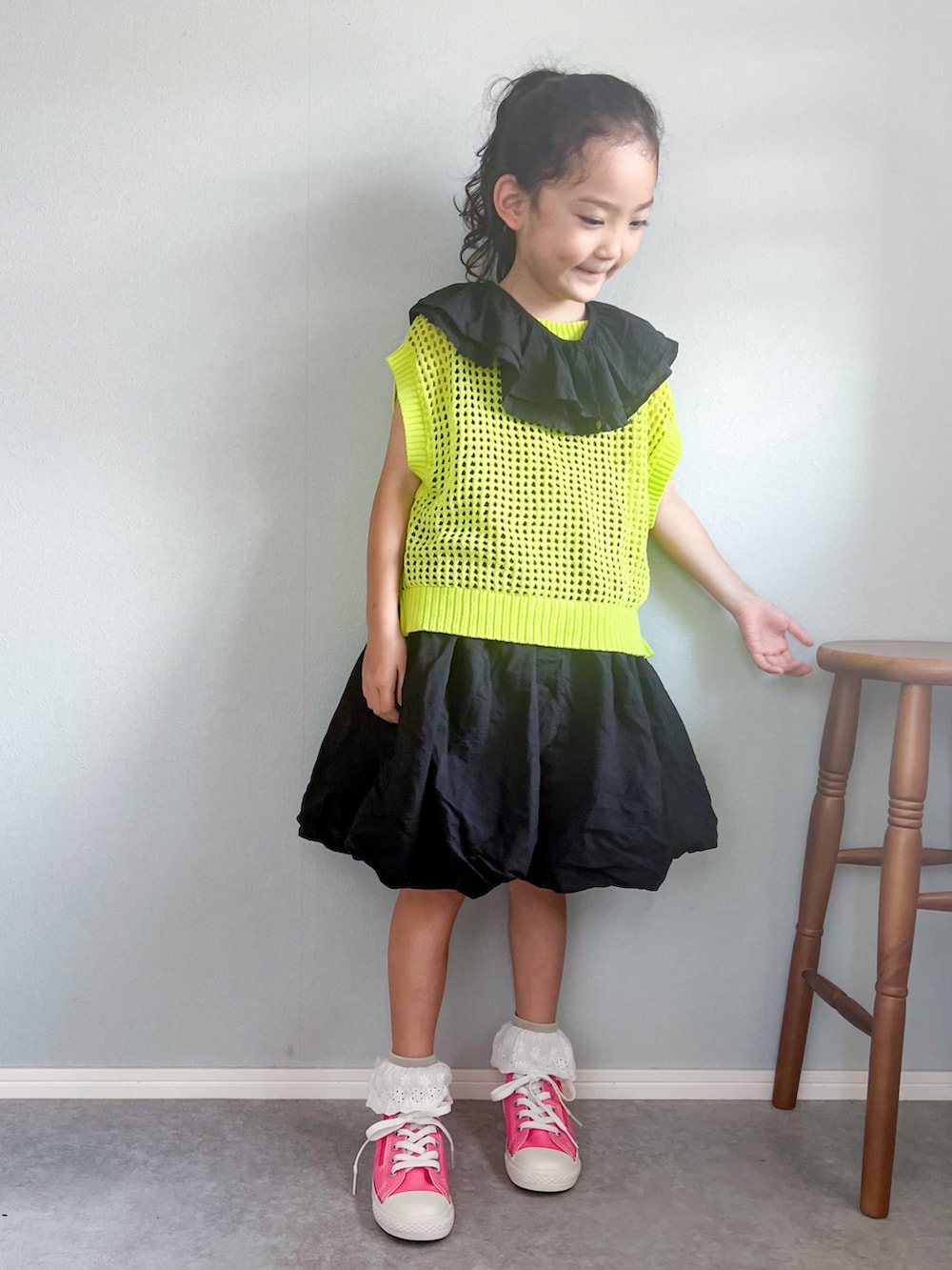 「lowrysfarmkids、ワンピース、スニーカー、ビッグカラー、メッシュニット、メッシュトップス、レイヤードスタイル、カラーコーデ、モノトーン」｜「LOWRYS FARMのツケエリバルーンワンピース　964556（ワンピース、ブラック系）」を使った、いちふぅ姉妹さん（キッズ・120cm）の夏コーディネートの2枚目の写真