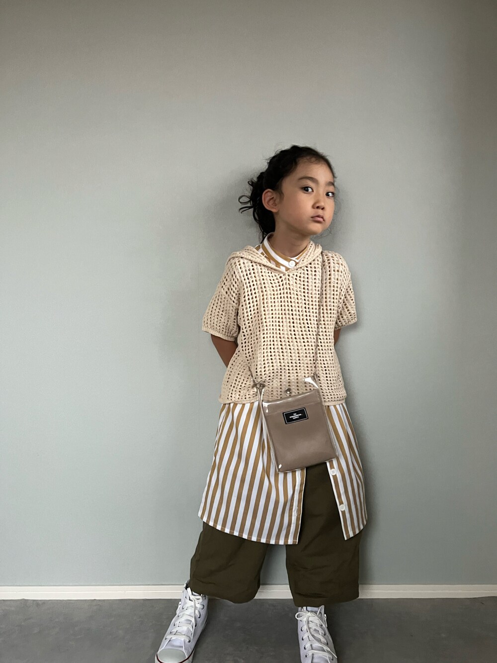 「お出かけコーデ日記、ストリート、休日コーデ、シャツスタイル、春夏コーデ、lowrysfarmkids、メッシュニット、カーゴパンツ、モード、レイヤードスタイル、ストライプシャツ」｜「LOWRYS FARMのメッシュニットセーラー　191157（ニット/セーター、ホワイト系）」を使った、いちふぅ姉妹さん（キッズ・120cm）の春コーディネートの3枚目の写真