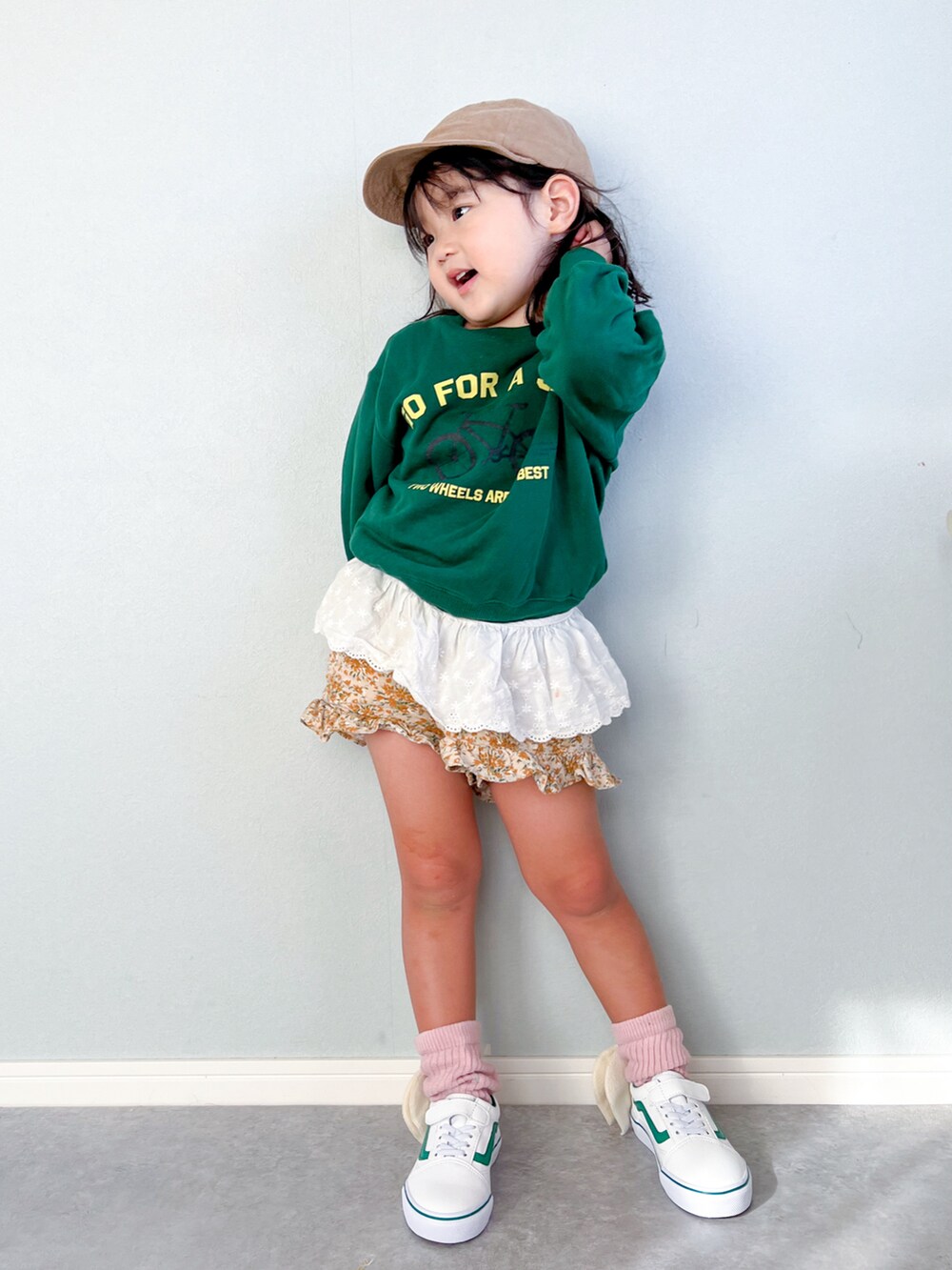 「冬を彩る色いろコーデ、カラー×コーデ、UNIQLO、グリーン、カラーソックス、ビタミンカラー、スウェット、ショートパンツ、プチプラ、韓国子供服、VANS、スニーカー、休日スタイル、キャップ、ロゴスウェット」|「VANSのVANS ヴァンズ OLD SKOOL(15-22) キッズ オールドスクール V36CS PU WHITE/GREEN(スニーカー、ホワイト系)」を使った、いちふぅ姉妹さん(キッズ・120cm)の冬コーディネートの2枚目の写真