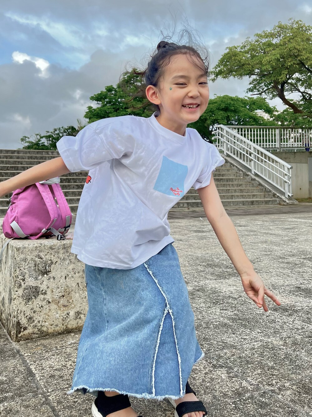 「夏のコスメと服、休日スタイル、白Tシャツ、デニム、スカート、ZARA KIDS、おとばなコーデ、カジュアルコーデ、リュックサック、淡色コーデ、女の子コーデ、古着MIX」｜「the otogibanashi supplyのアイテム（Tシャツ/カットソー、ホワイト系）」を使った、いちふぅ姉妹さん（キッズ・120cm）の春コーディネートの4枚目の写真