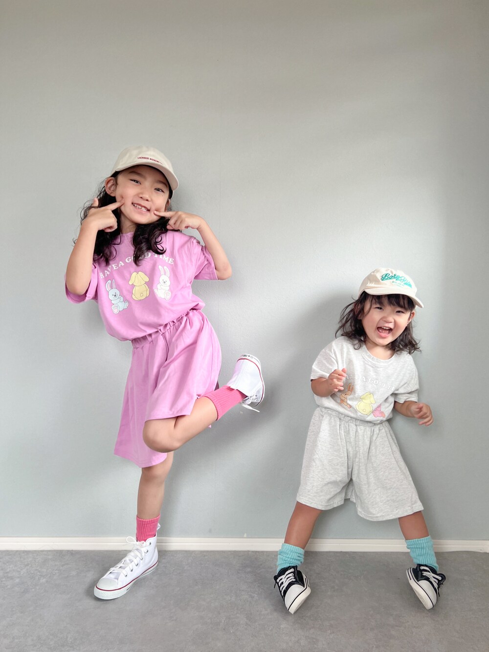「お出かけコーデ日記、スニーカー、セットアップ、韓国子供服、カラーソックス、コンバース、キャップ」｜「moomoozのアイテム（オールインワン・サロペット、ピンク系）」を使った、いちふぅ姉妹さん（キッズ・120cm）の春コーディネートの4枚目の写真