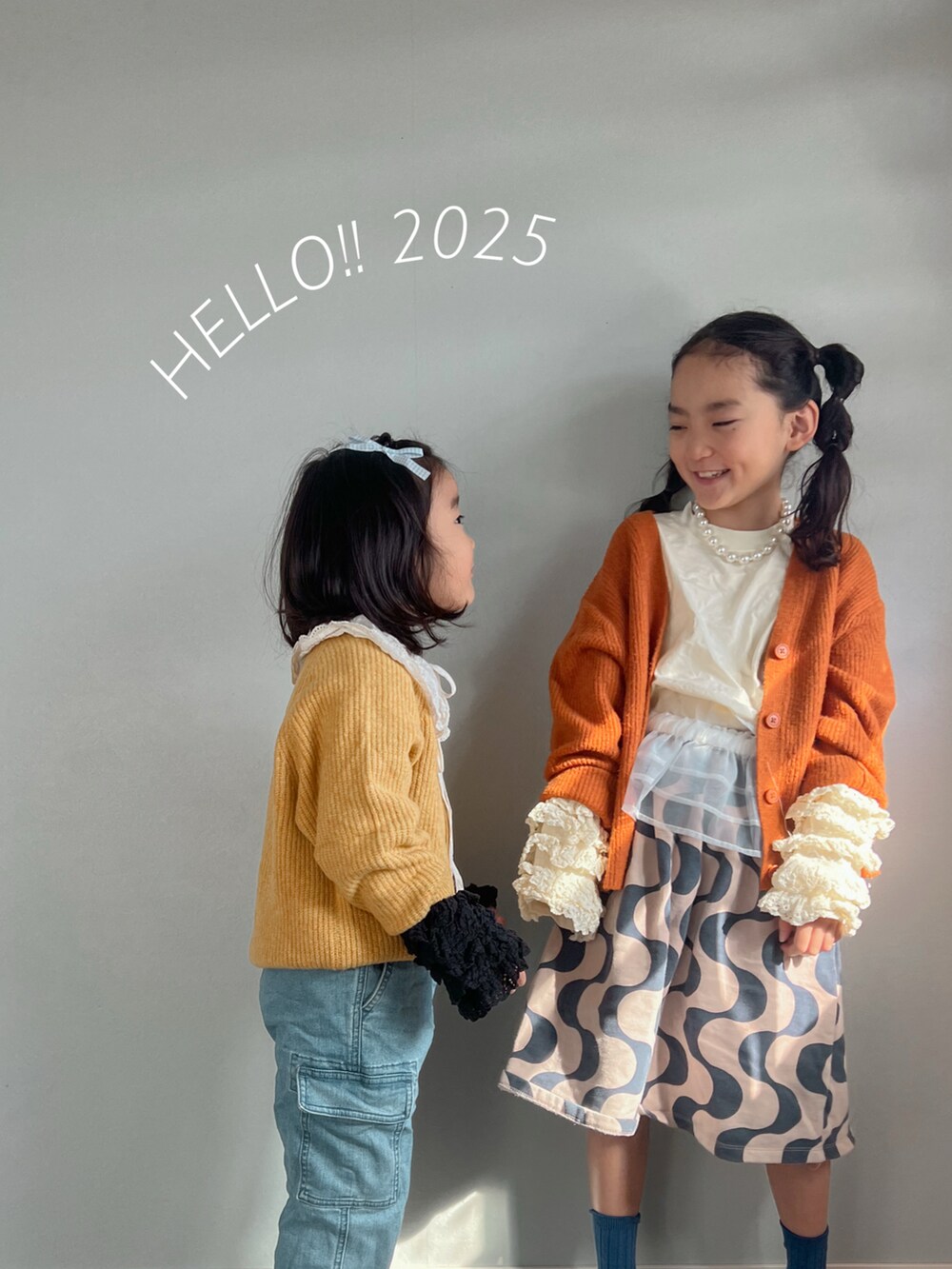 「レイヤードスタイル、UNIQLO、ニット、カジュアル、カラー×コーデ、韓国子供服、lowrysfarmkids、あったかコーデ、差し色コーデ、プチプラ、カーティガン、レース」|「LOWRYS FARMのソデレースフリルLS 152892(Tシャツ/カットソー、ホワイト系)」を使った、いちふぅ姉妹さん(キッズ・131cm)の冬コーディネートの2枚目の写真