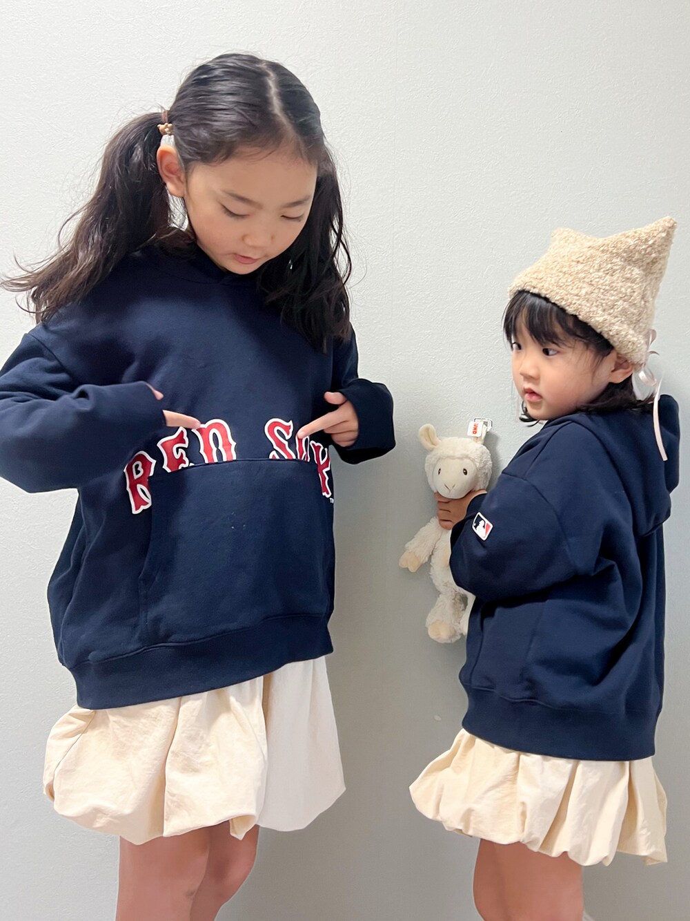 「バルーンスカート、スポーツミックス、ガーリーカジュアル、パーカー、スウェット、ニット帽、春カラー、ブーツ」|「and D. petit mainの【MLB】ロゴプリントワイドスウェットパーカー(パーカー、ブルー系)」を使った、いちふぅ姉妹さん(キッズ・110cm)の冬コーディネートの4枚目の写真