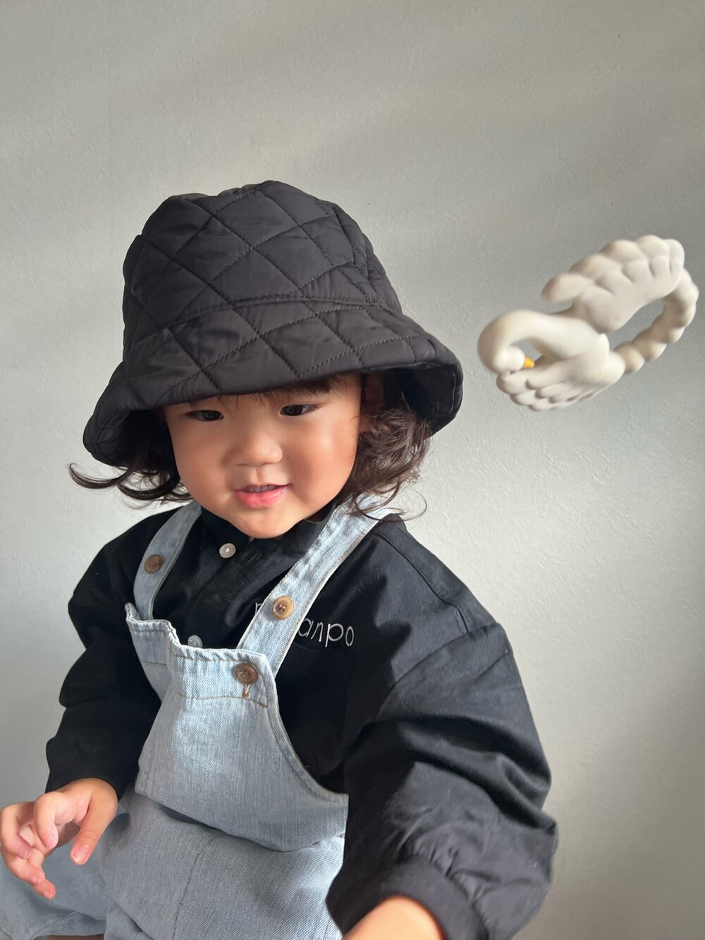 「バケットハット、西松屋、プチプラ、韓国子供服、シャツスタイル、デニム、サロペット、スニーカーコーデ、カジュアルコーデ、モノトーン、キルティング、シンプルコーデ」｜「H&Mのアイテム（ハット、ブラック系）」を使った、いちふぅ姉妹さん（キッズ・110cm）の秋コーディネートの3枚目の写真